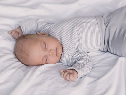 Ile śpi roczne dziecko i jak zadbać o zdrowy sen Twojej pociechy?