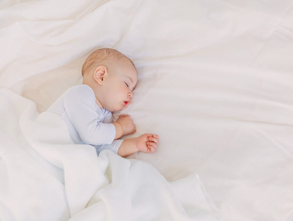 Poduszka klinowa dla niemowląt.